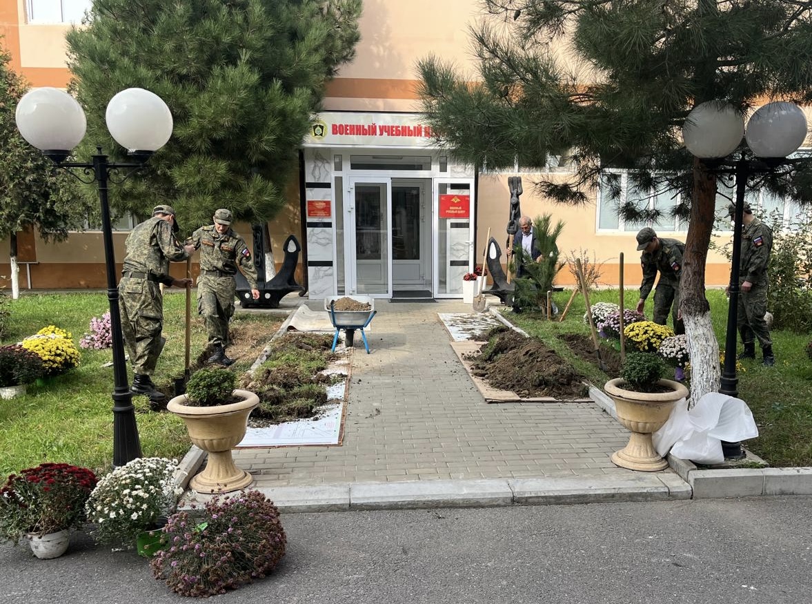 Аллея курсантов ДГТУ пополняется новыми деревьями