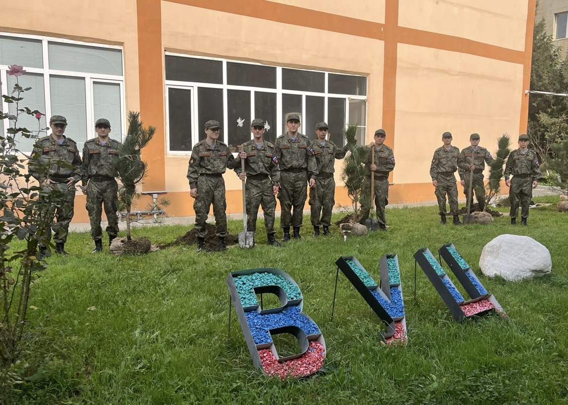 Аллея курсантов ДГТУ пополняется новыми деревьями